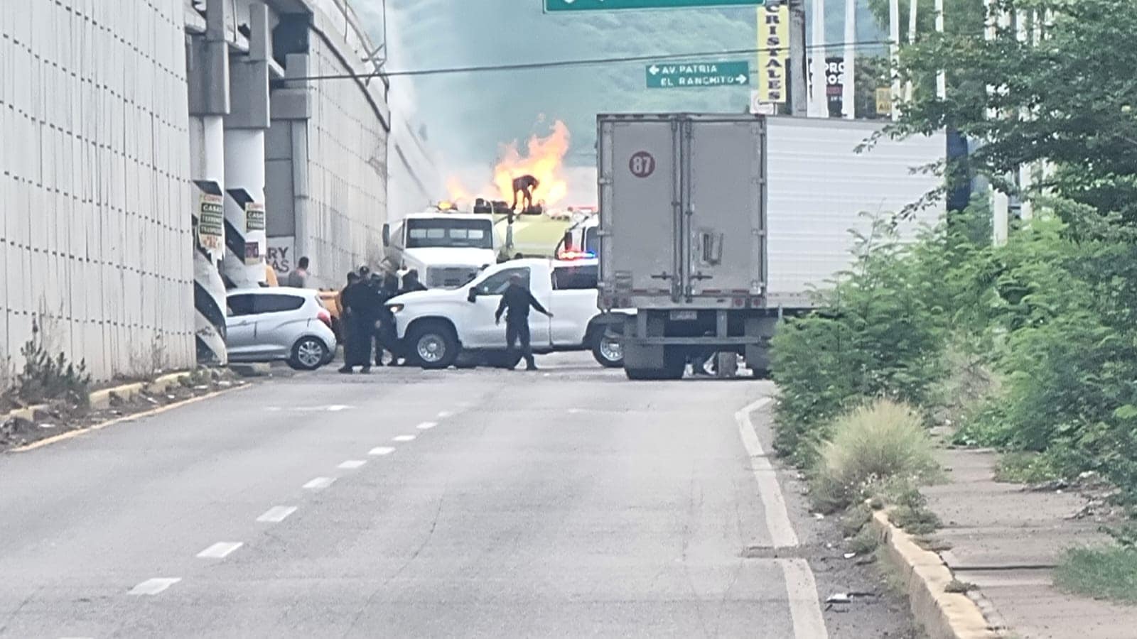 Se incendia camión con varios tanques de gas en Culiacán por la costerita