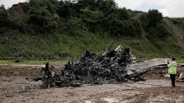 Avión se estrella en aeropuerto en Nepal; sólo sobrevive el piloto