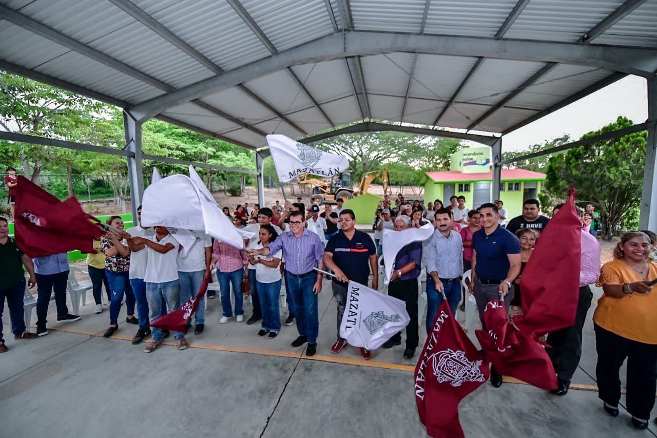 Refrenda Edgar González su compromiso con la educación al dar el banderazo de arranque del tele bachillerato en El Vainillo.