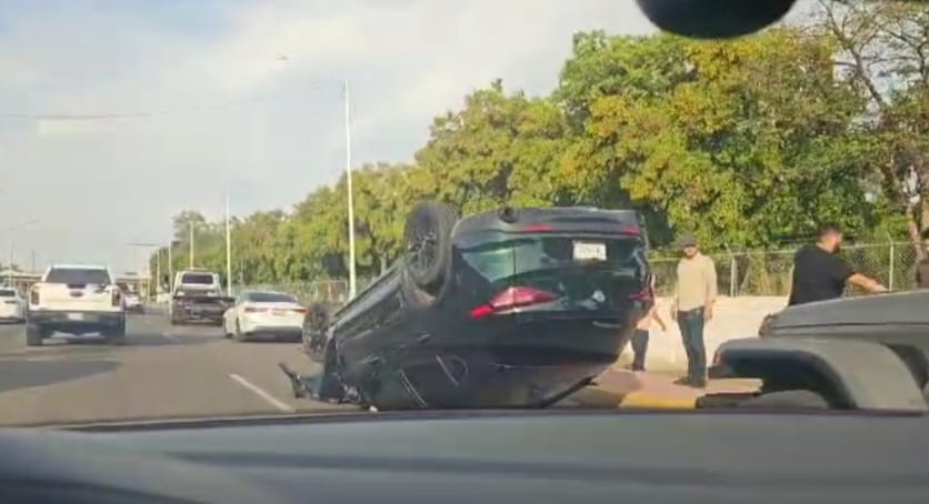 Volcadura en Culiacán deja daños materiales