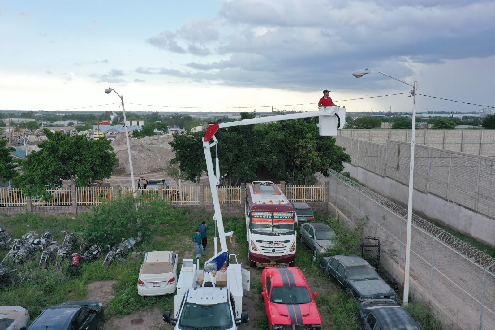 Grúas nuevas del Ayuntamiento mejoran alumbrado público en Culiacán