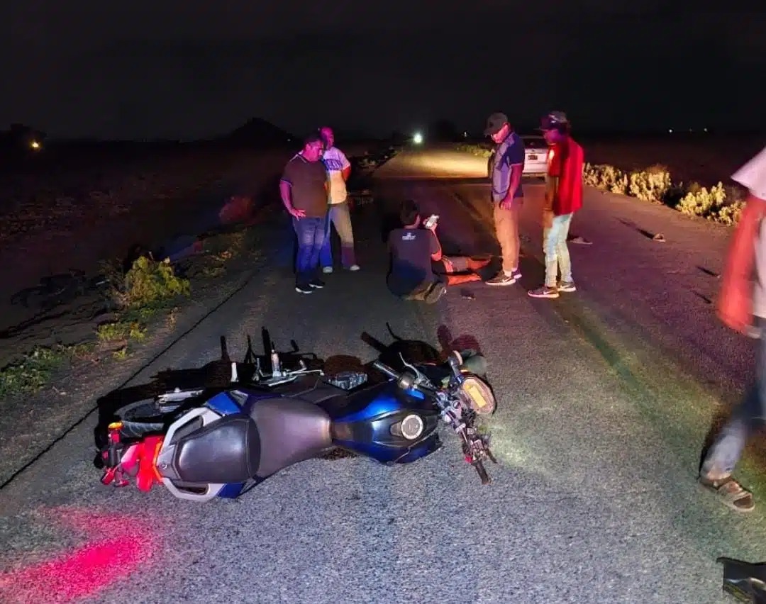 Accidente de motos deja dos jóvenes gravemente heridos en Guasave