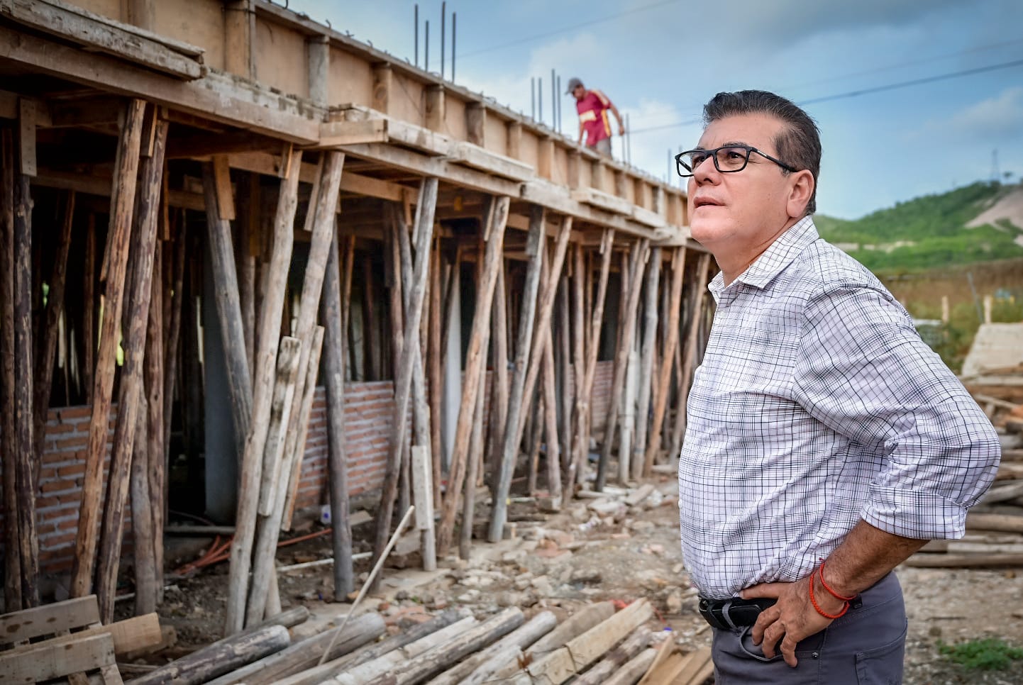 Alcalde Edgar González supervisa avances de construcción de aulas en escuela “Nueva Creación”.