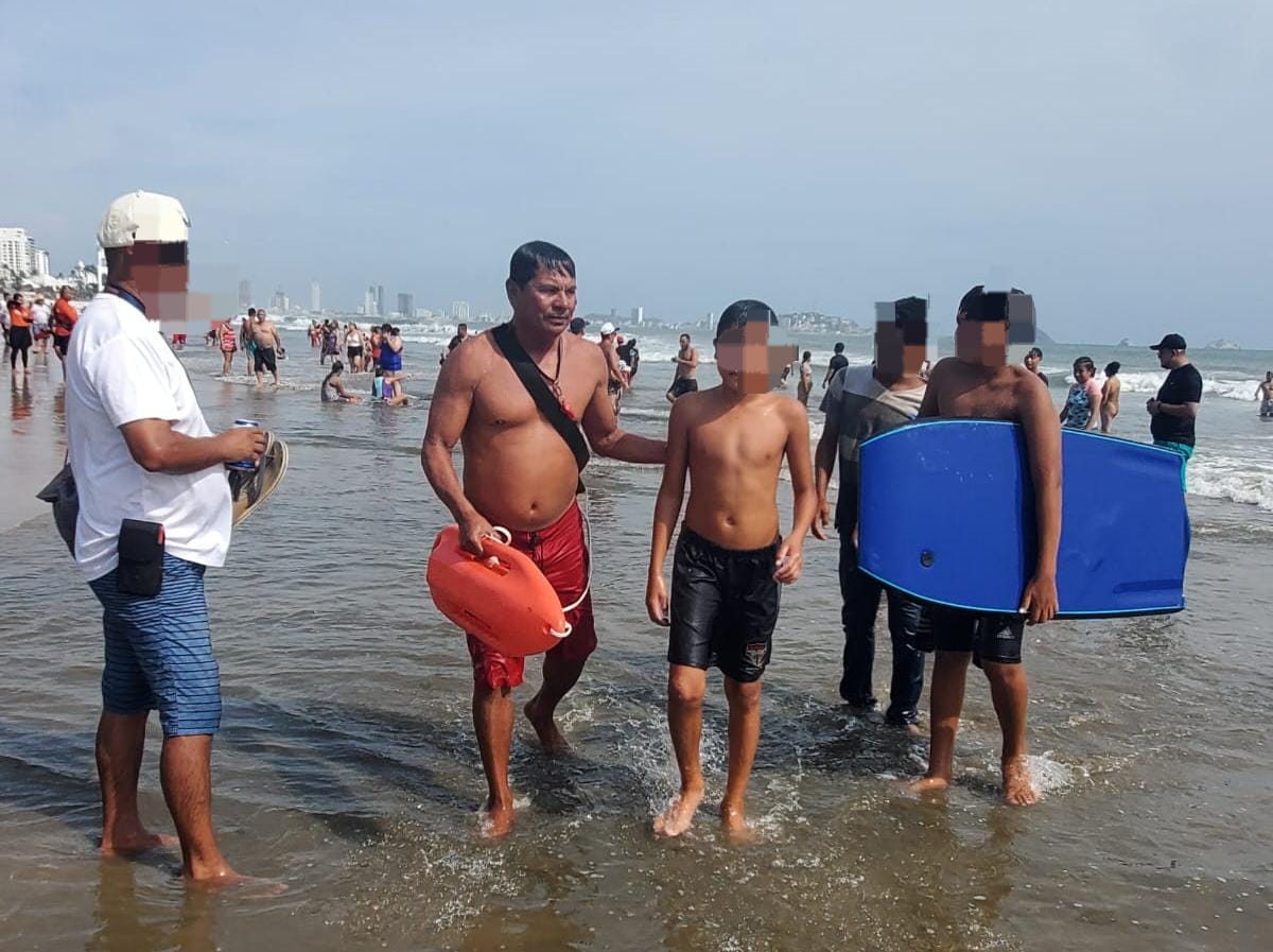 Salvavidas de Mazatlán actúan en tres intervenciones y ponen a salvo a seis personas