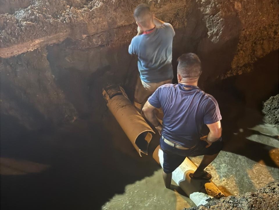 Constructora rompe tubería, deja sin agua a cientos de familias y no da aviso a JUMAPAM