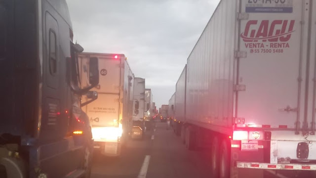 Tráiler en llamas cierra circulación en la autopista Culiacán-Mazatlán