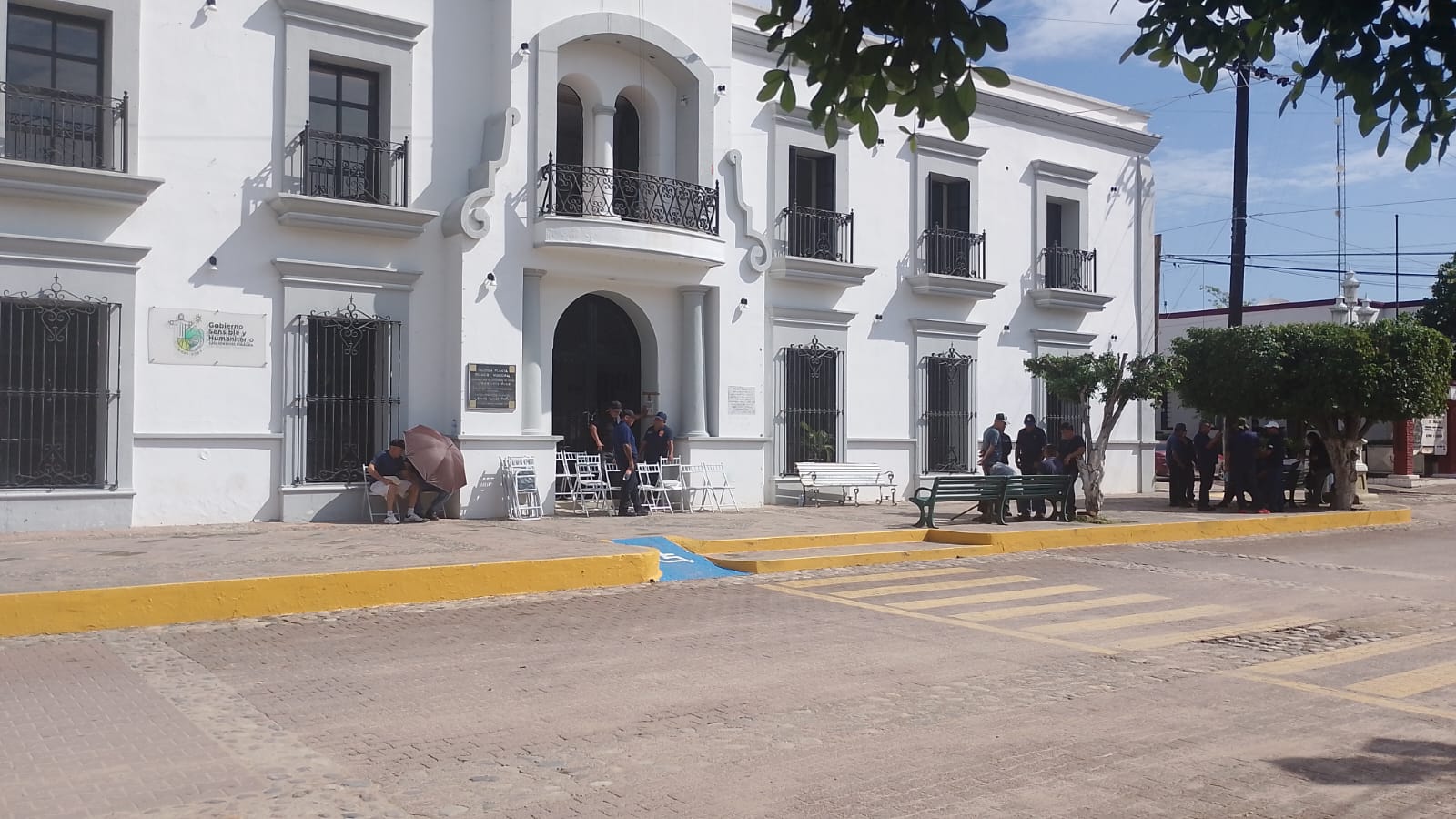 Policías jubilados y viudas toman el Ayuntamiento de San Ignacio