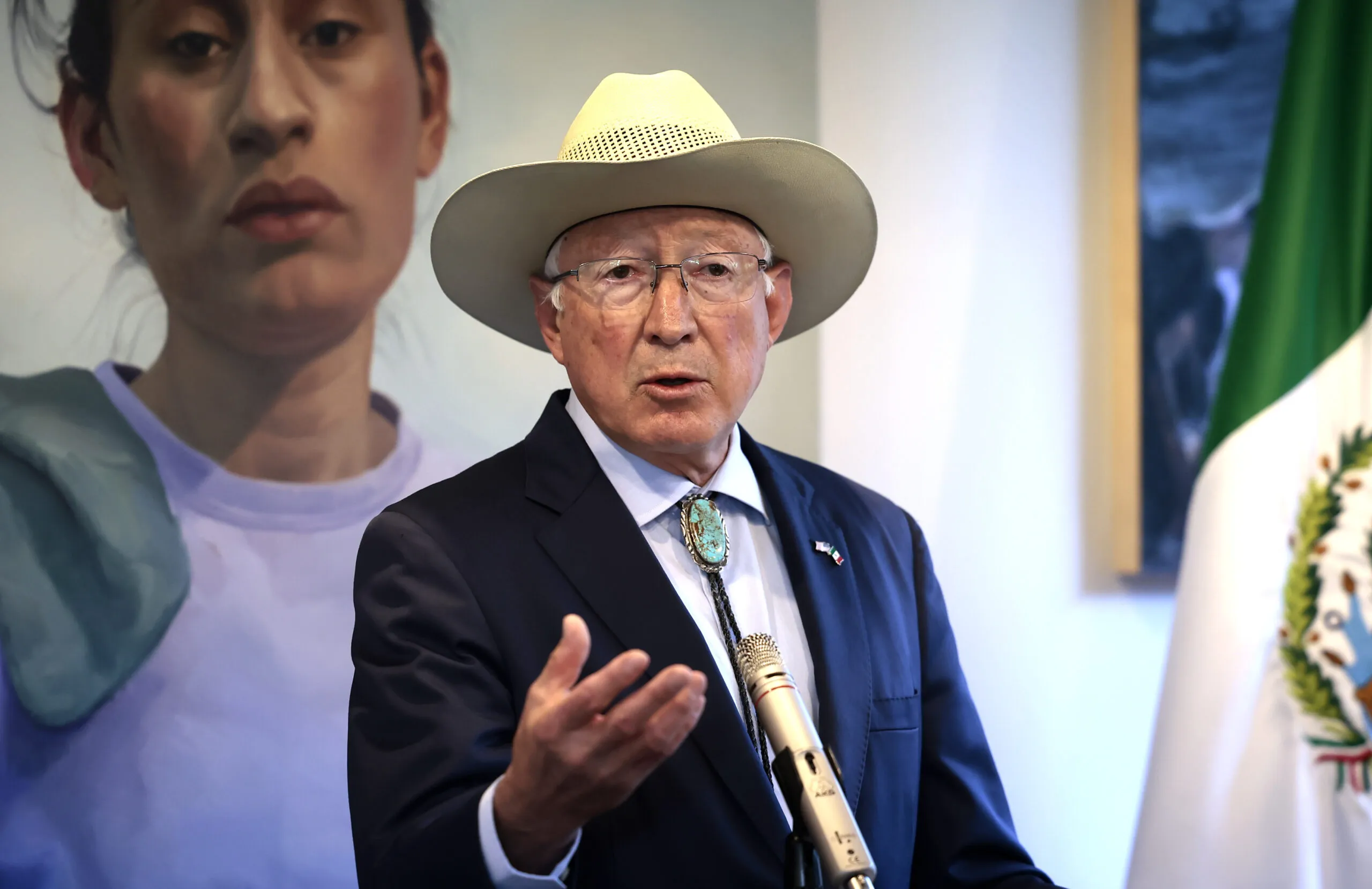 Ken Salazar respalda algunos puntos de la Reforma al Poder Judicial