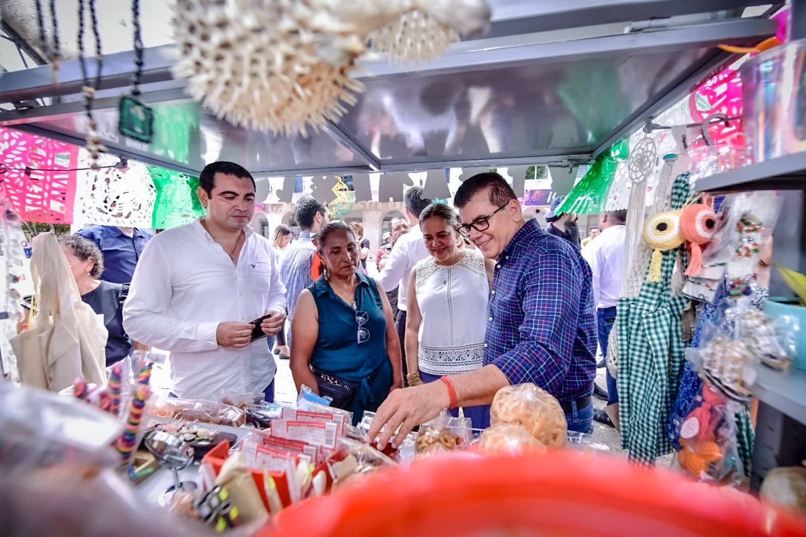 Participa Alcalde en la inauguración de la “carreta mujer productiva”, ubicada en la plazuela República.