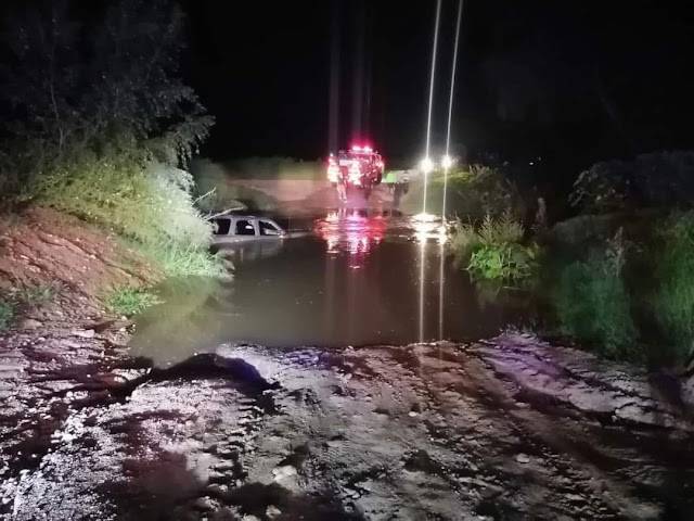 Rescatan a conductor atrapado en creciente de un río en Angostura