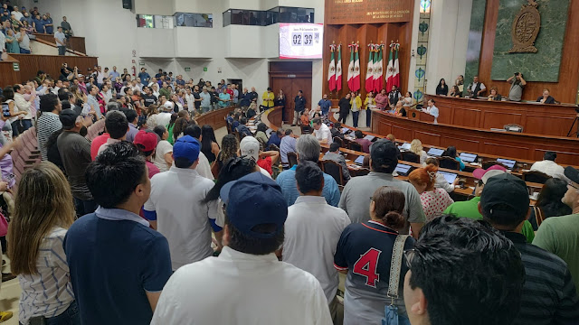 Al grito de ¡fuera Rocha!, universitarios alzan la voz en el Congreso ante la violación flagrante a la autonomía que pretenden los diputados al reformar la Ley Orgánica de la UAS, a espaldas de la comunidad rosalina