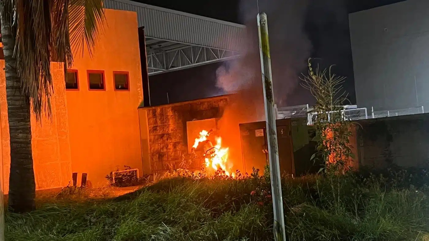 Incendian motocicleta tipo chopper frente a terminal de autobuses en Mazatlán