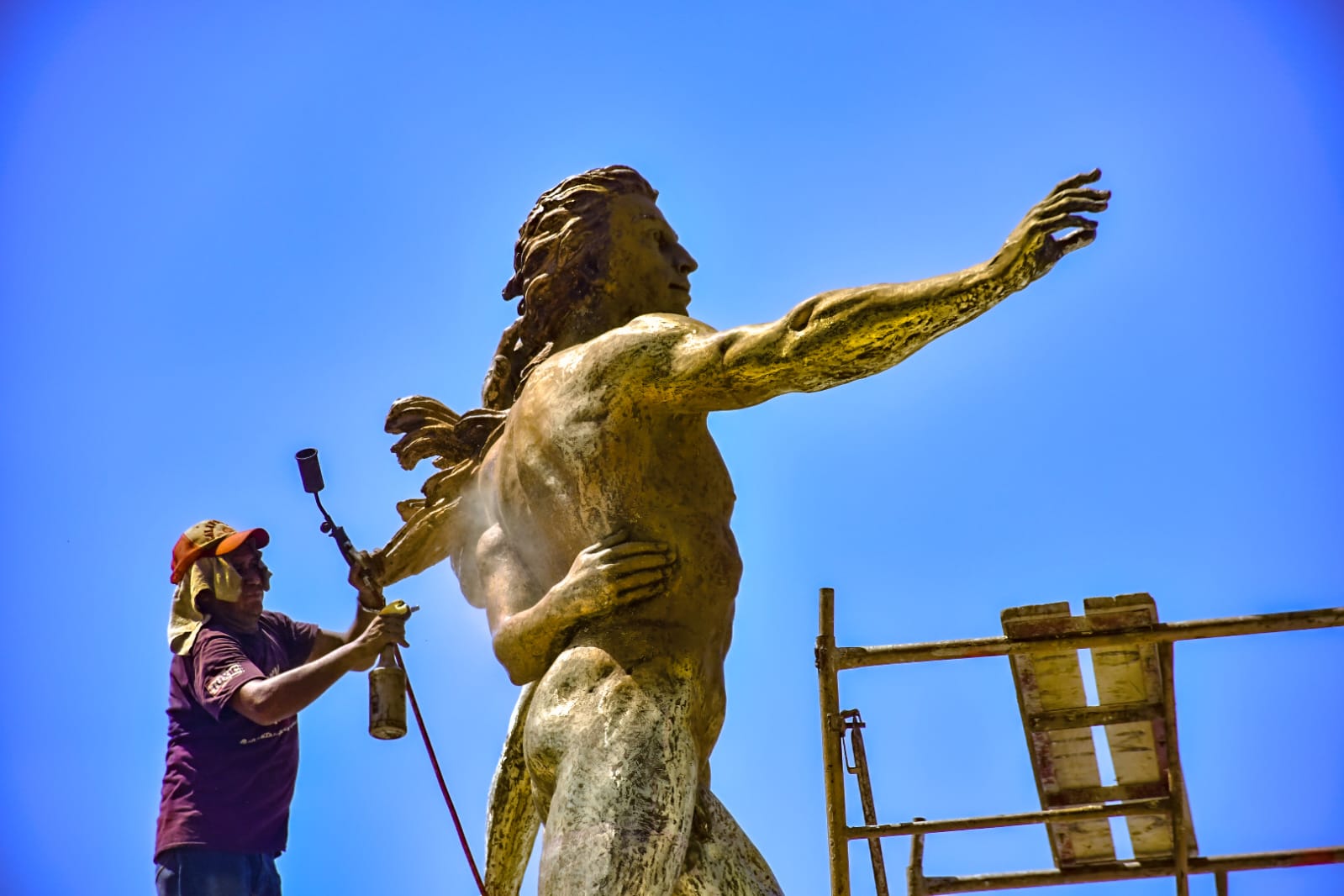 Vuelve el esplendor del Monumento a la continuidad de la vida .