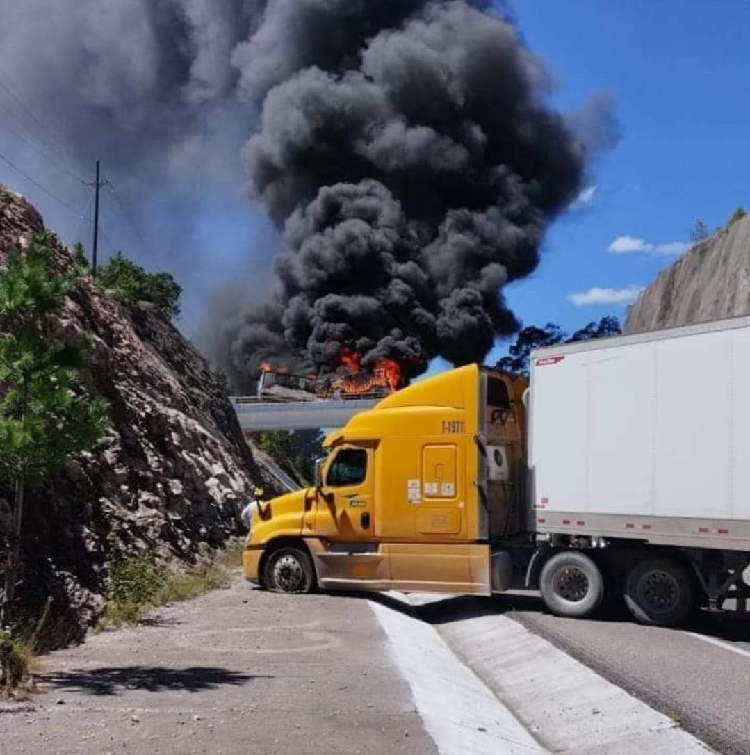 Autopista Mazatlán-Durango sigue cerrada por hechos de violencia y ahora por incendio