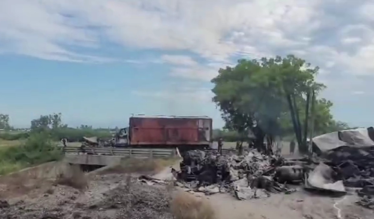 Con cinco tráilers incendiados bloquean la maxipista Culiacán-Mazatlán en Elota