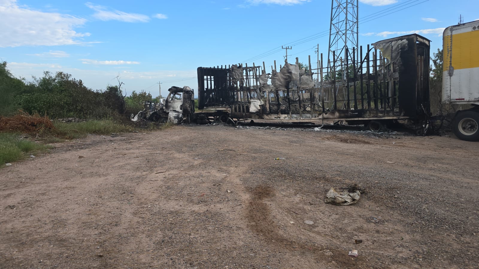 Con cinco tráilers incendiados bloquean la maxipista Culiacán-Mazatlán en Elota