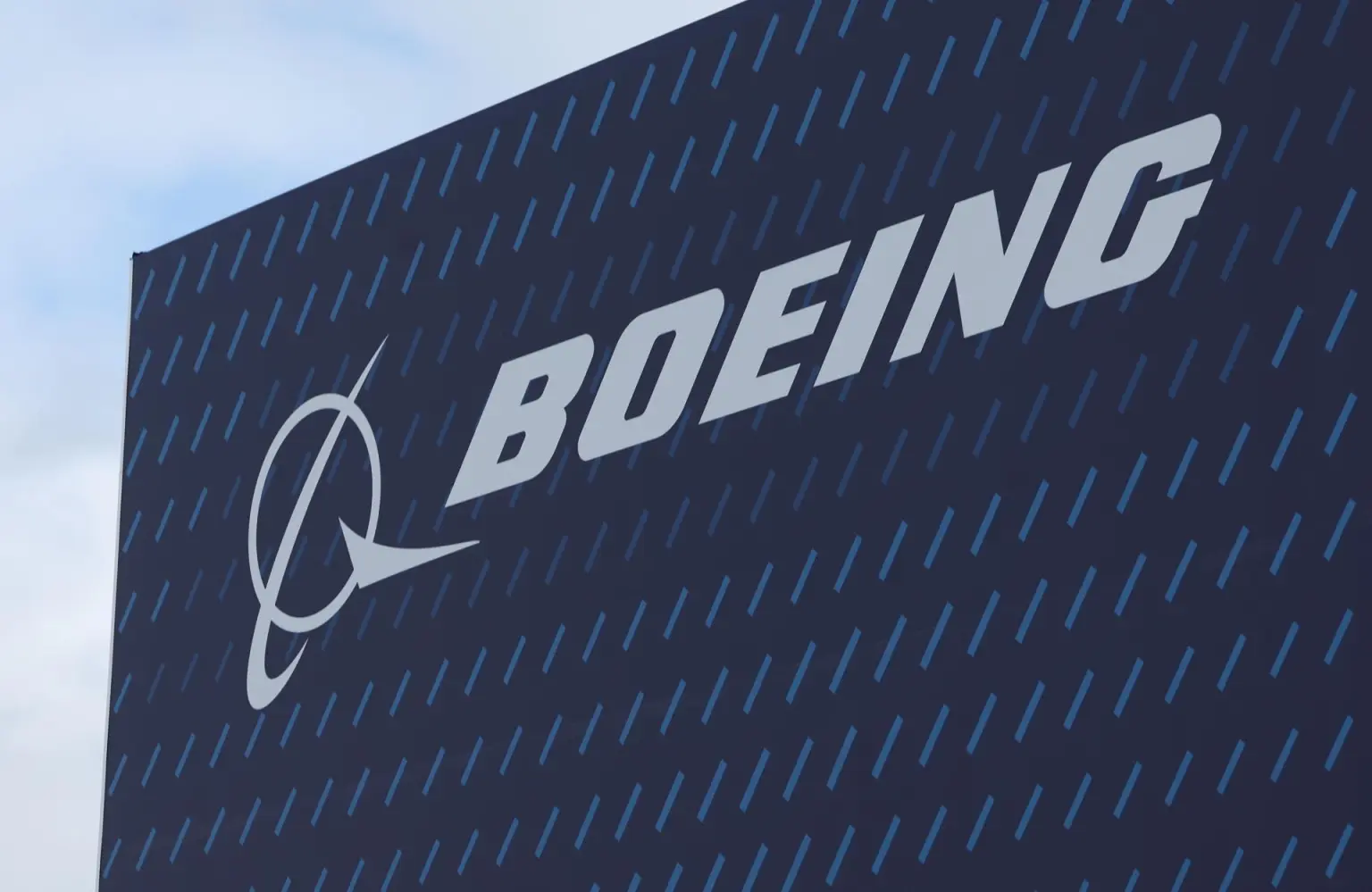 Trabajadores de Boeing acuerdan ir a huelga, la primera en 16 años