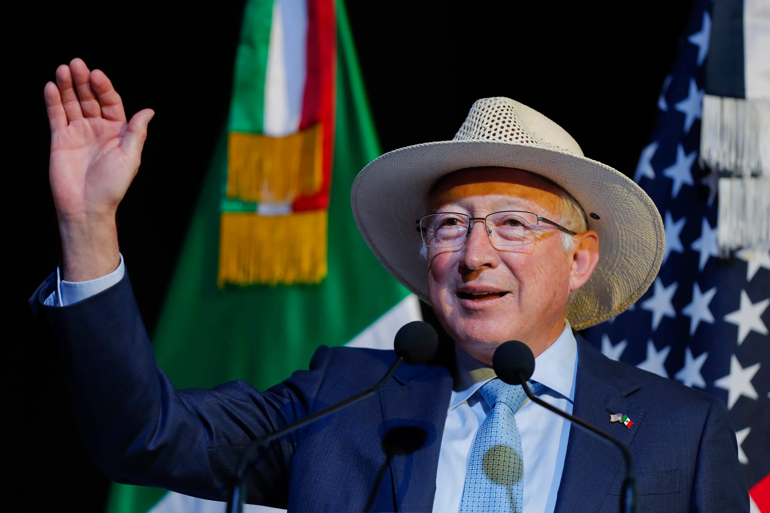 Relación México-EE.UU. seguirá pese a polémicas reformas: Ken Salazar