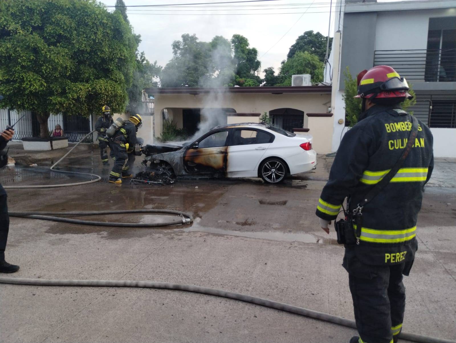 Reportan dos vehículos incendiados y balaceras en Culiacán