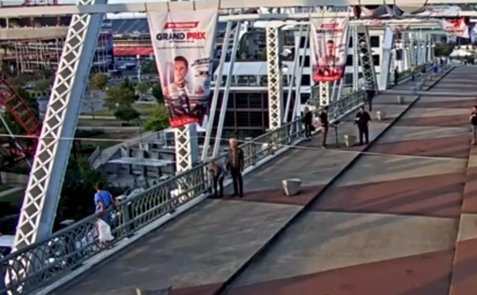 #Video Bon Jovi evita que una mujer saltara desde un puente en Nashville