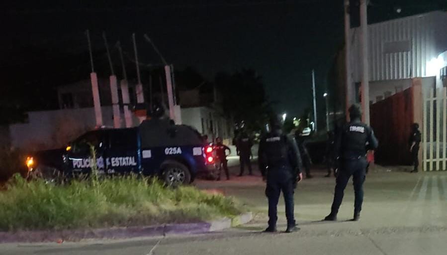 Encuentran a hombre asesinado y esposado en la colonia San Benito de Culiacán