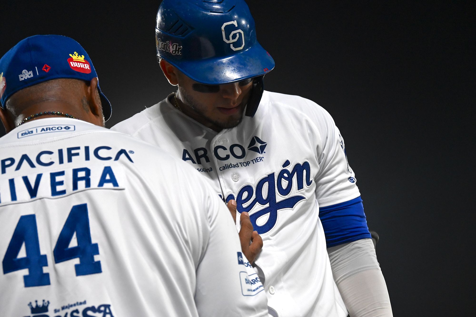 Yaquis se llevan cerrado duelo inaugural