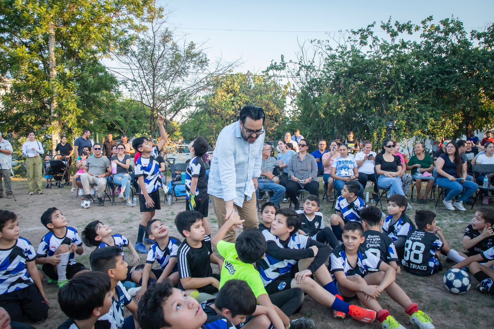 Juan de Dios Gámez cumple compromiso y da inicio a construcción de cancha de pasto sintético en Universidad 94