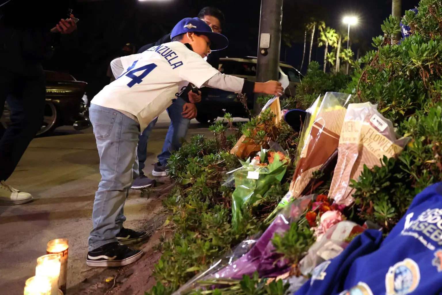 Aficionados dejan flores y veladoras en Dodger Stadium en homenaje a Valenzuela