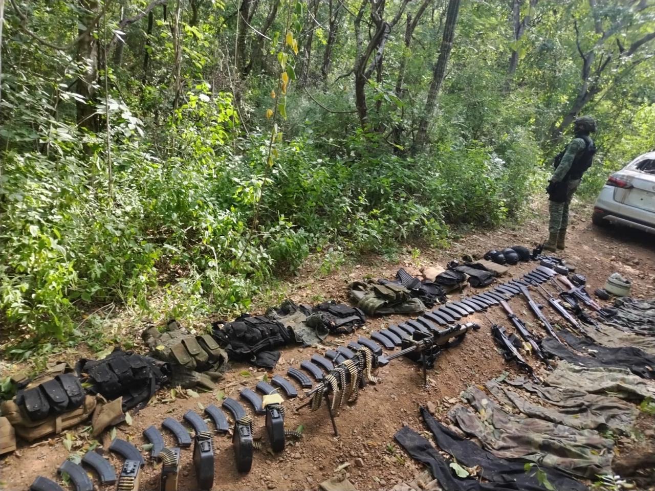 Asegura ejército un arsenal en operaciones en Tepuche .