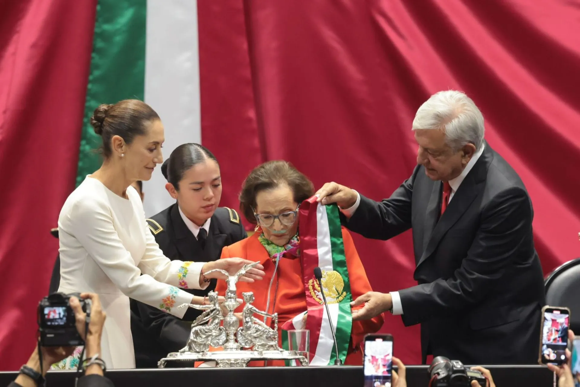 Claudia Sheinbaum lamentó el fallecimiento de la maestra Ifigenia Martínez