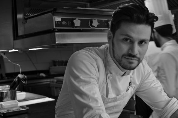 ¡De la #UAS a París! David Antonio, orgulloso egresado de la Licenciatura en Gastronomía, es hoy sous chef en restaurante de la Torre Eiffel.