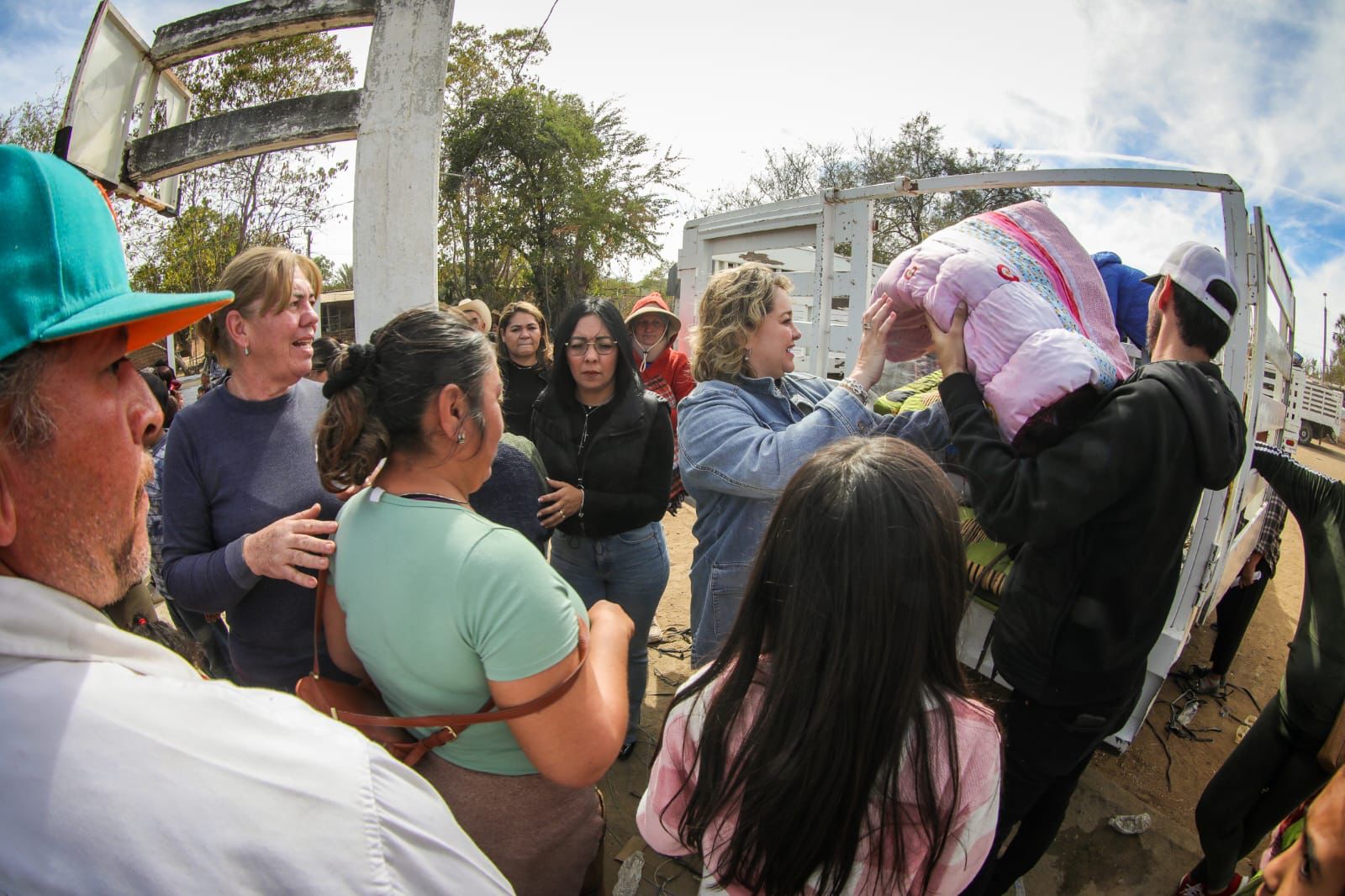 CON LA CAMPAÑA CARAVANA NAVIDEÑA LLEVARÁ EL DIF SINALOA APOYOS CONTRA EL FRÍO A LA ZONA RURAL