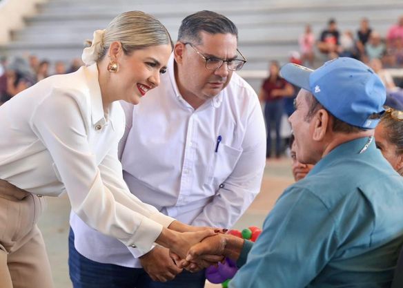 PRESIDENTA ESTRELLA PALACIOS ENTREGA DESPENSAS A FAMILIAS VULNERABLES DE MAZATLÁN