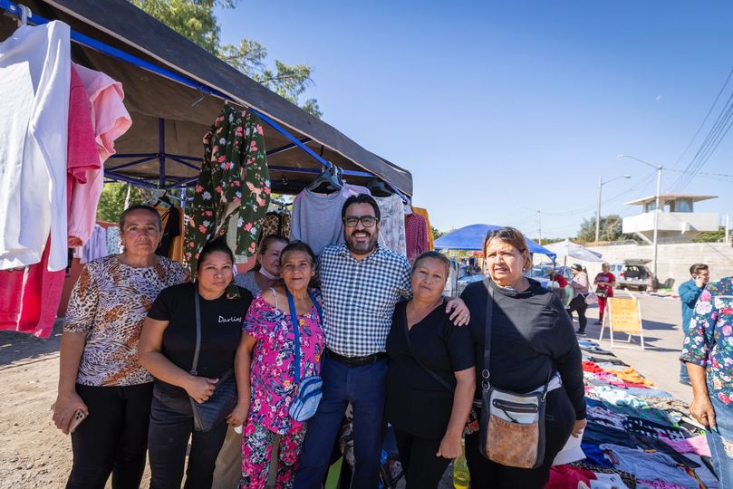 JUAN DE DIOS GÁMEZ RECORRE TIANGUIS LAURELES PINOS Y HACE ENTREGA DE CHEQUES A COMERCIANTES.