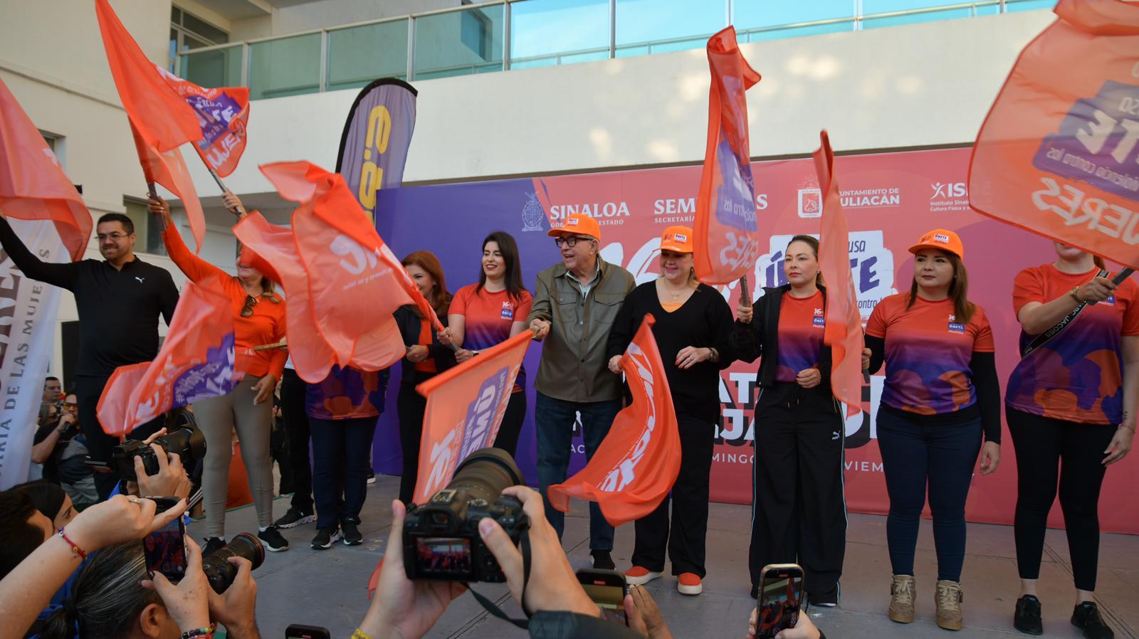 ROCHA MOYA DA EL BANDERAZO INICIAL DE LA CAMINATA NARANJA