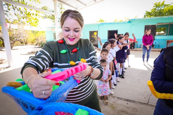 ENEYDA ROCHA RUIZ LLEVA ALEGRÍA A NIÑAS Y NIÑOS DE SINALOA CON LA CARAVANA NAVIDEÑA DEL SISTEMA DIF ESTATAL.