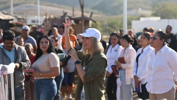 VISITA PRESIDENTA DE MAZATLÁN A PERSONAS DESPLAZADAS EN CVIVE.