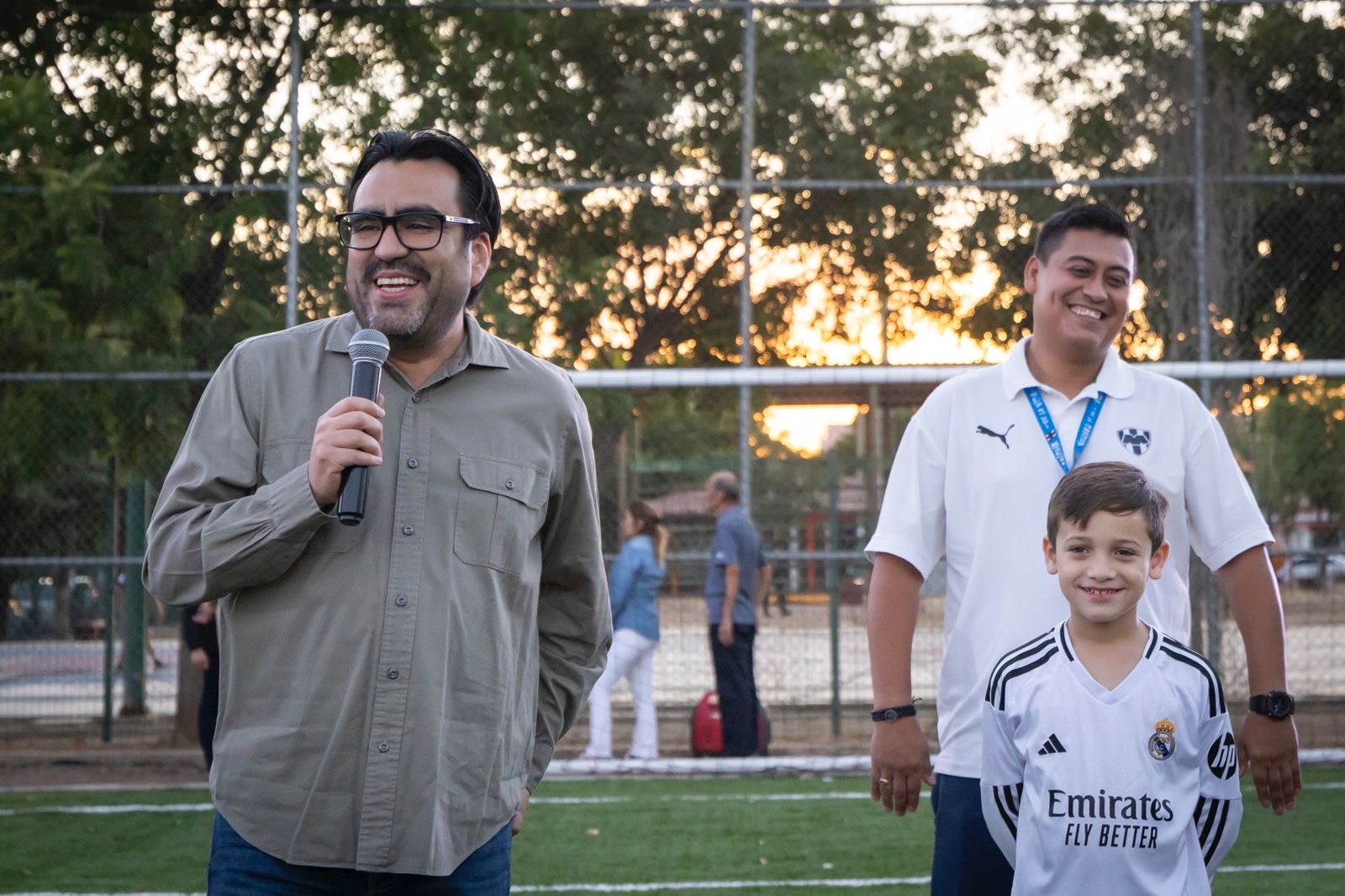 Juan de Dios Gámez cumple compromiso y entrega cancha de pasto sintético en Universidad 94.