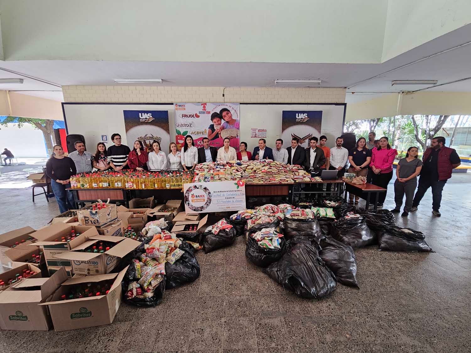 La UAS y la comunidad de la Facultad de Contaduría entregan al Banco de Alimentos de Culiacán más de 3 toneladas de alimento no perecedero.