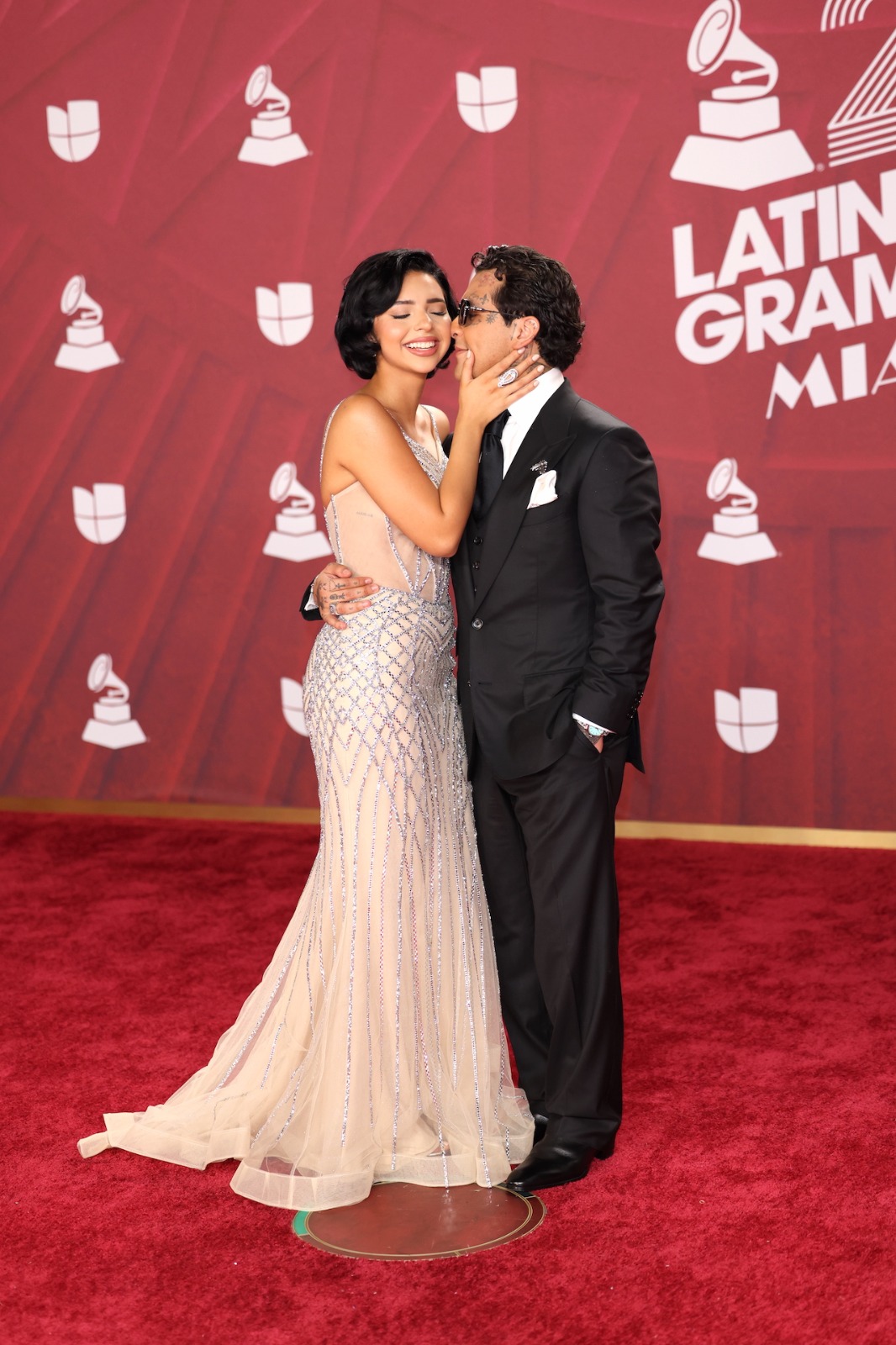 Ángela Aguilar luce LUJOSO vestido con diamantes en los Latin Grammy 2024