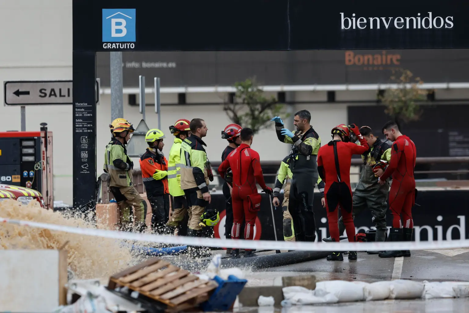 Tormentas no cesan en España, que contiene el aliento al seguir la búsqueda de desaparecidos