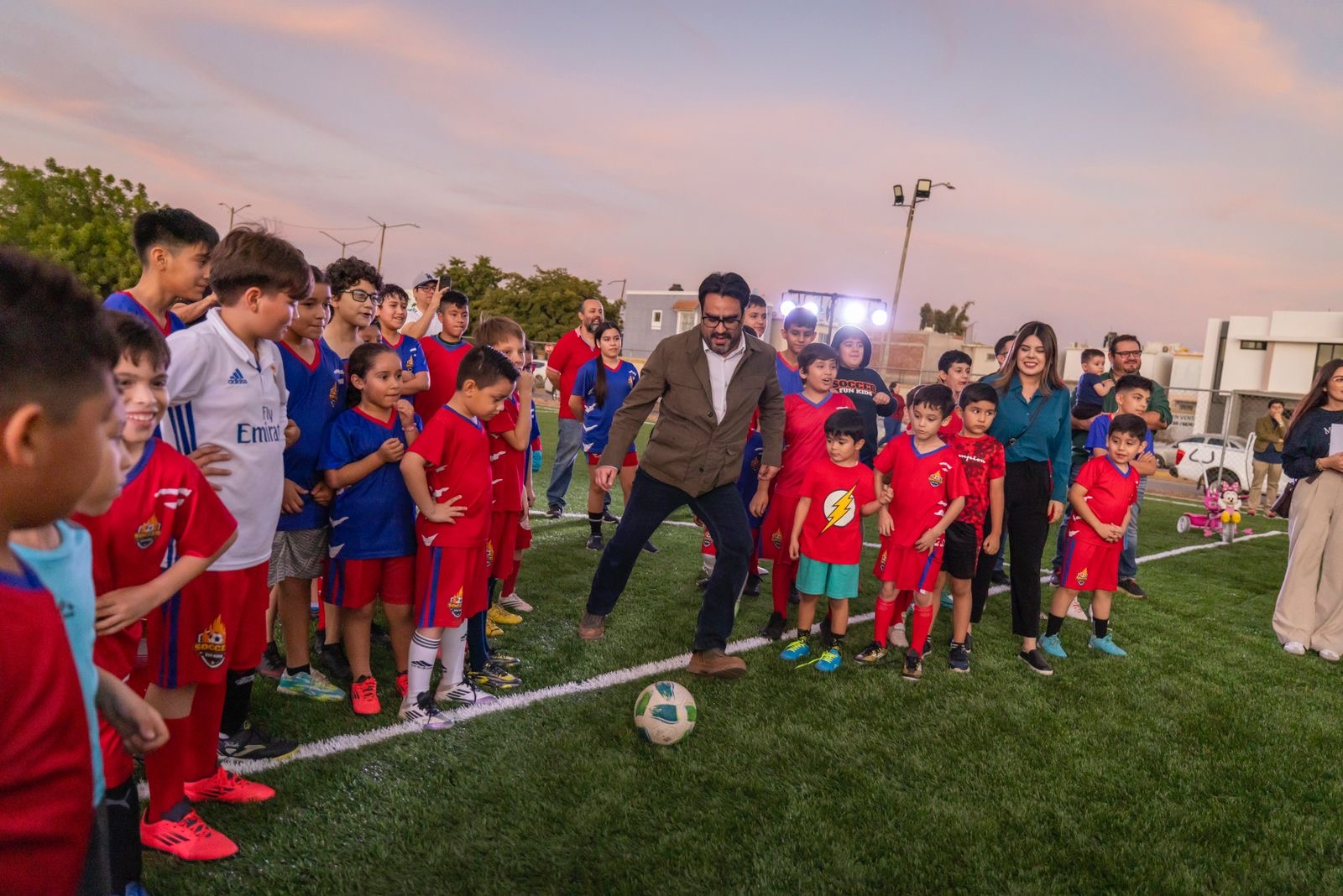 Juan de Dios Gámez cumple compromiso y entrega cancha de pasto sintético en Villas del Cedro.