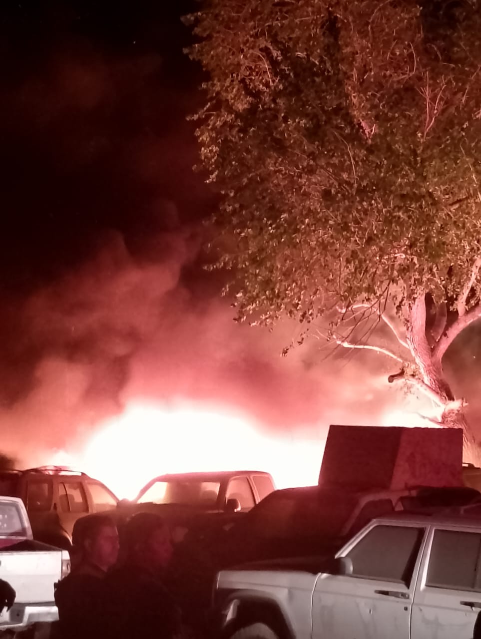 Incendio en pensión de vehículos en Guasave deja fuertes daños materiales.