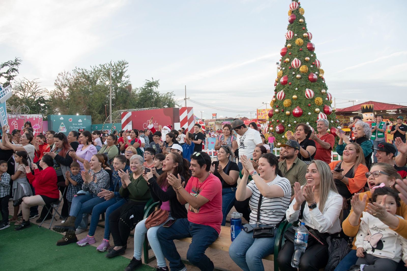 Familias disfrutan presentaciones artísticas en la Villa del bienestar de la verbena Culiacán.