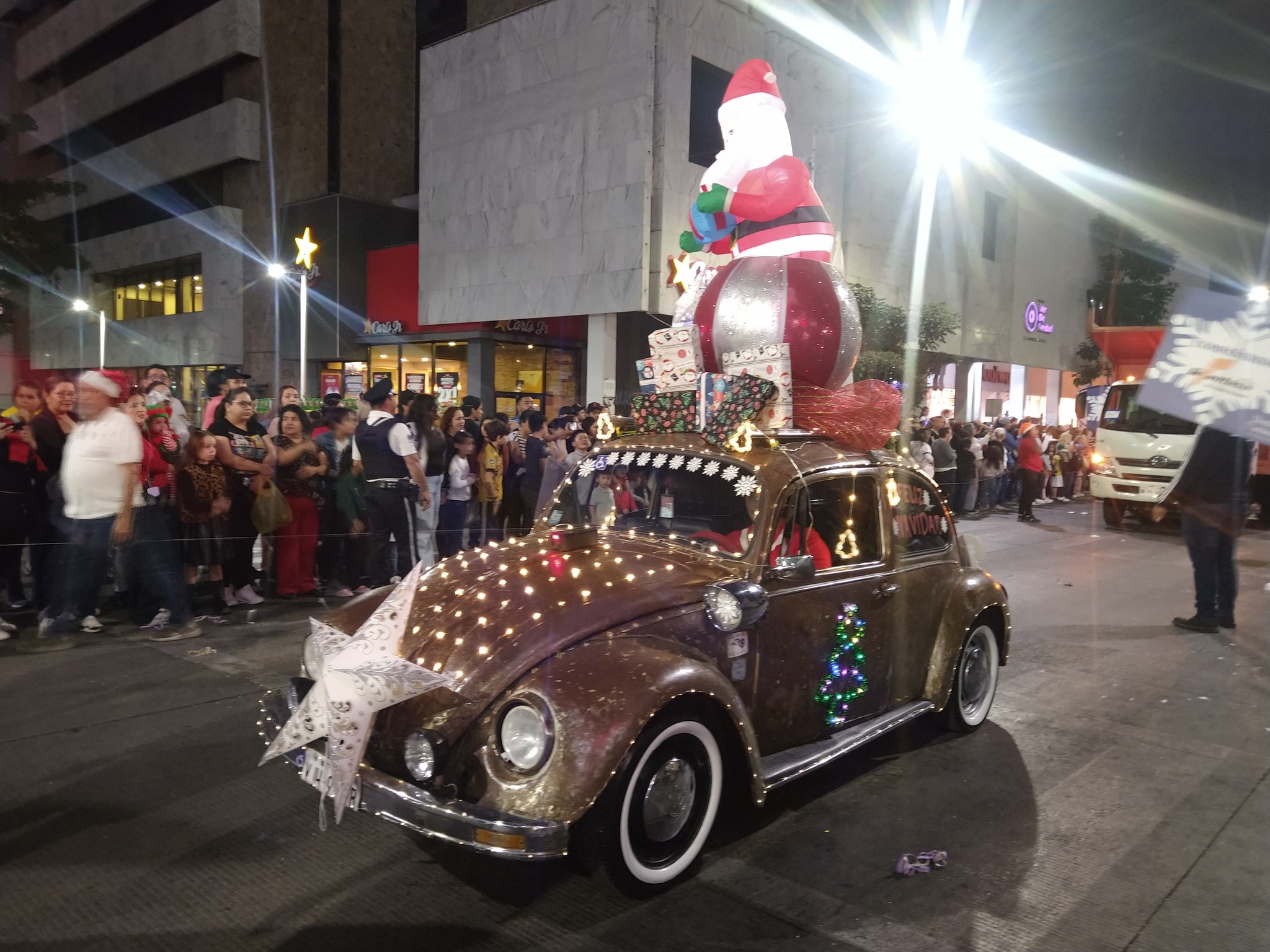 Disfrutan familias el gran Desfile Navideño Culiacán 2024.