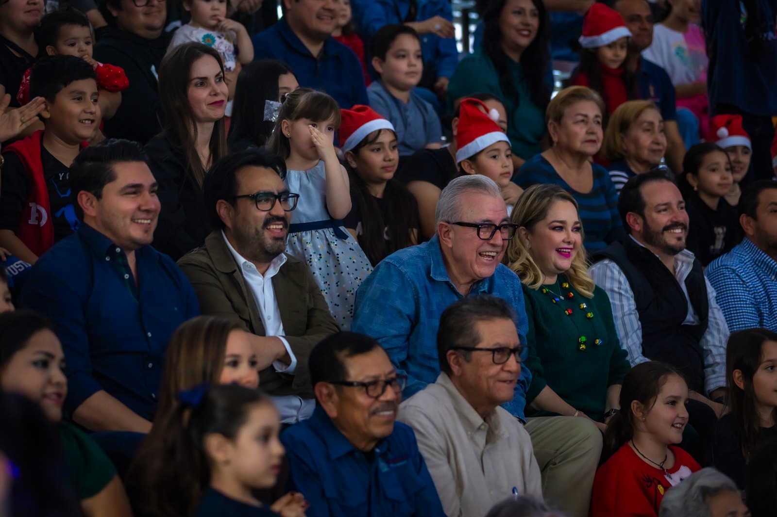 Simbolizando la luz, esperanza y unidad de los sinaloenses, Rocha Moya enciende el tradicional árbol de Navidad.