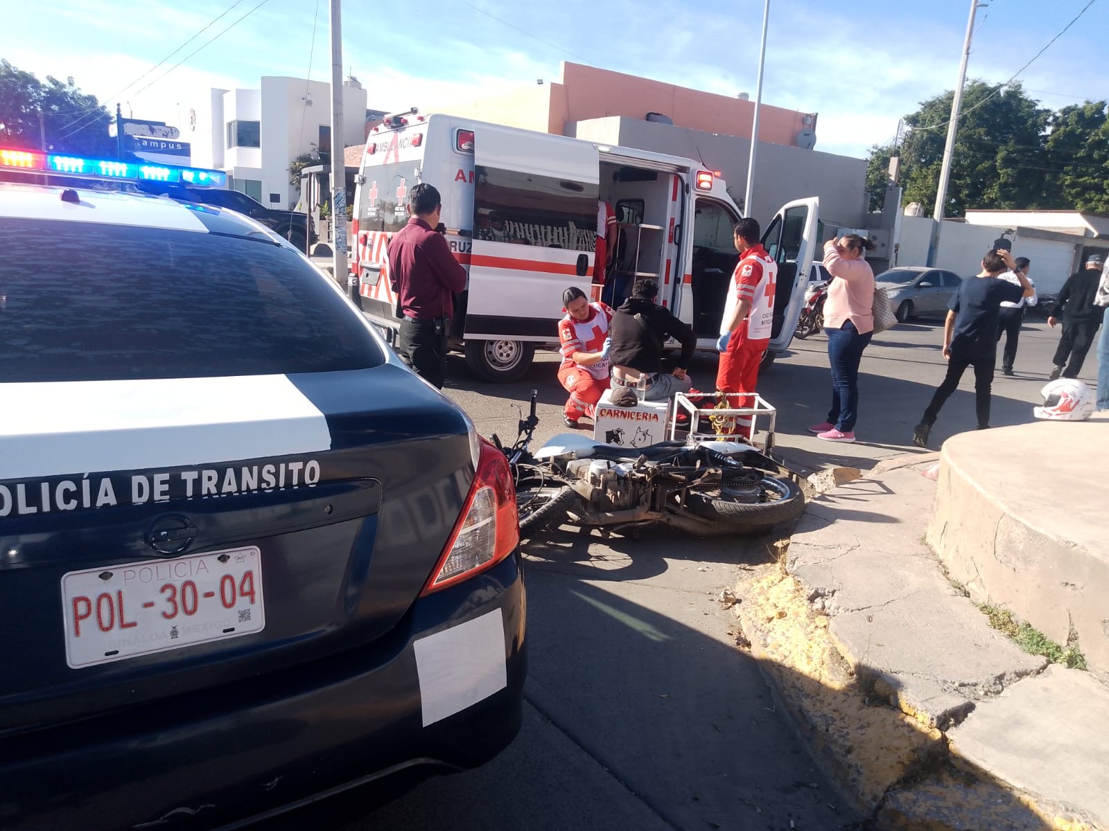 Adulto mayor se pasa una señal de alto y lesiona a un motociclista en la Colonia Ejidal en Guasave.