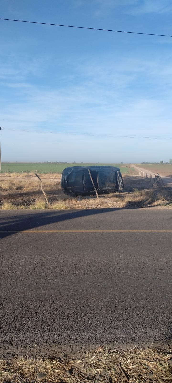 Localizan un automóvil volcado y abandonado en la comunidad Las Américas en Guasave.