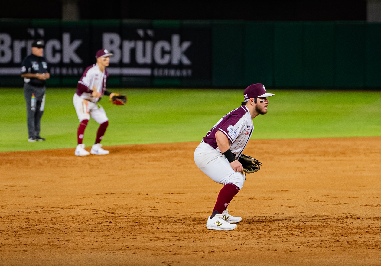 ARRANCÓ LA SERIE ANIME EN EL ESTADIO TOMATEROS