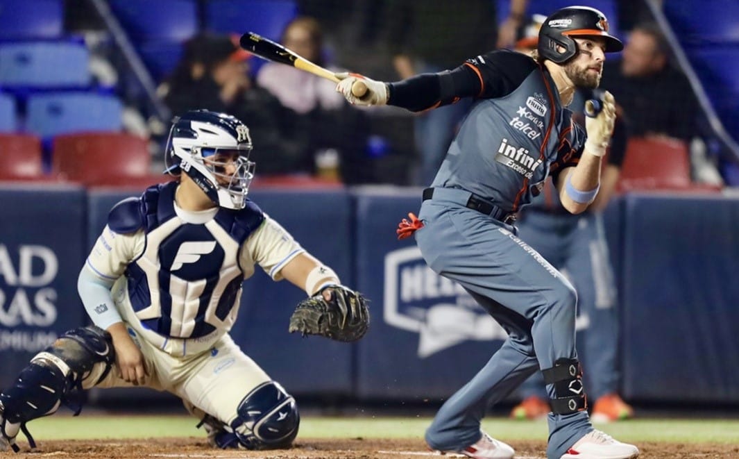 En extra innings Luis González da la victoria a los campeones